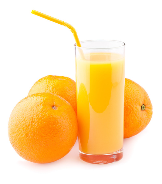 Orangensaft und frische Orangen isoliert auf weißem Hintergrund - Foto, Bild