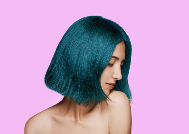 Woman with blue hairstyle - Fotoğraf, Görsel