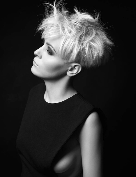 fashion beauty portrait of young woman with stylish haircut. beautiful blond girl with short hair and salon hairstyle - Foto, imagen
