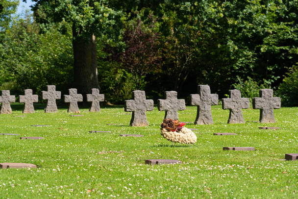 La Cambe, Frankrijk - 08 03 2021: Normandië Duitse militaire begraafplaats. Kroon van bloemen voor het geheugen - Foto, afbeelding