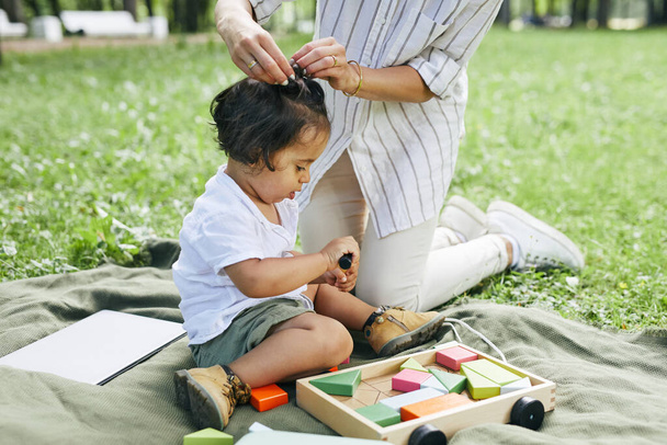 Ребенок играет в парке с мамой - Фото, изображение