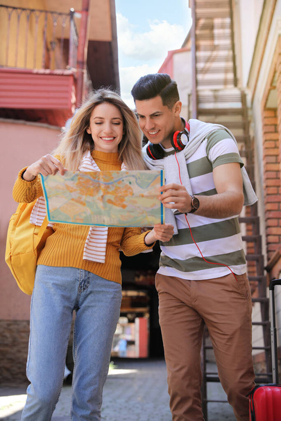 Couple of tourists with map on city street - Φωτογραφία, εικόνα