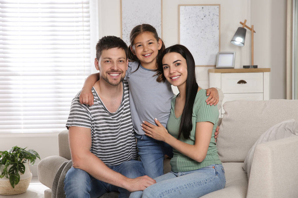 Retrato de familia feliz en la sala de estar. Concepto de adopción - Foto, Imagen