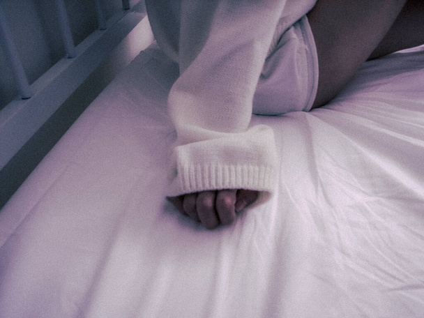 a closeup shot of a white bed with a pillow - Foto, Imagem