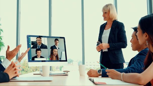 ビデオ通話グループビジネスの人々は、仮想職場やリモートオフィスで会う - 写真・画像
