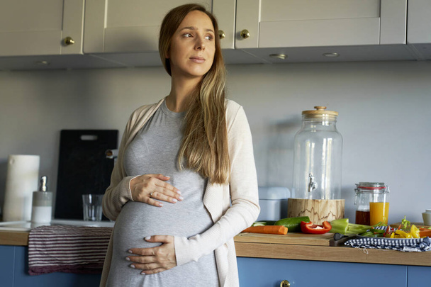 Mulher grávida de pé na cozinha - Foto, Imagem