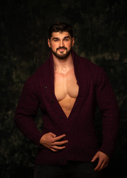 Portrait of muscular man posing in studio - Fotografie, Obrázek