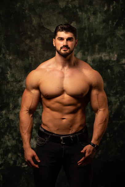 Fitness modelo masculino en estudio - Foto, imagen