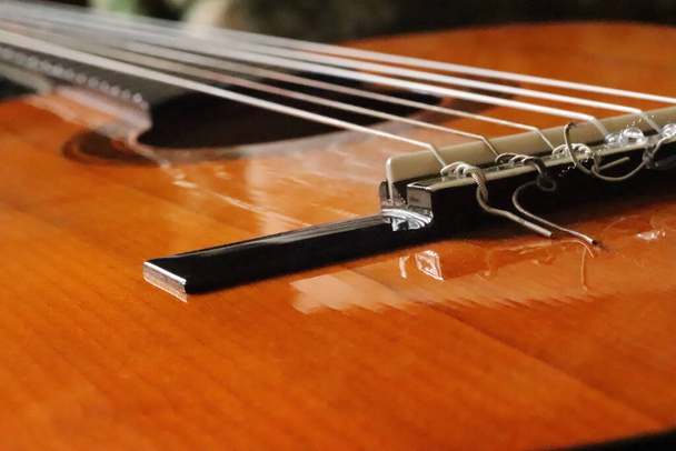 крупным планом натуральная деревянная акустическая гитара - Фото, изображение