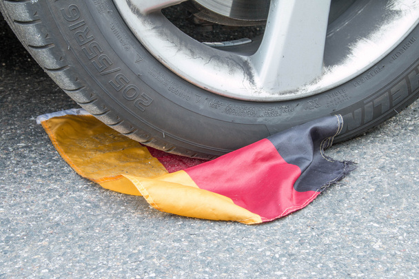 Bandera de fútbol alemán bajo neumático con pistas de neumáticos
 - Foto, imagen