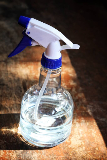 Spray fles concept van antibacteriële COVID-19 preventie ontsmetten binnenkant. - Foto, afbeelding