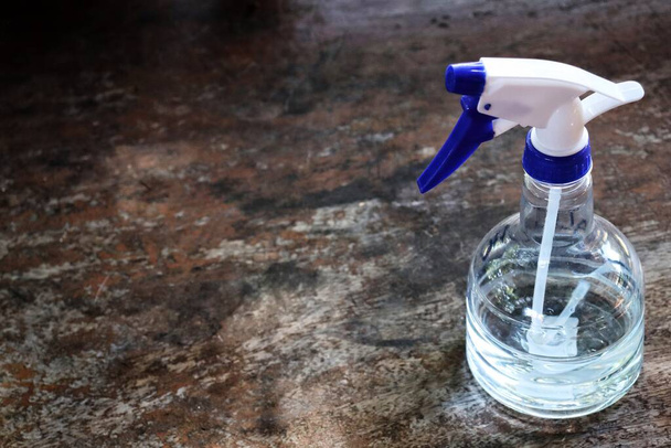 Spray concepto botella de antibacteriano COVID-19 prevención desinfectante en el interior. - Foto, imagen