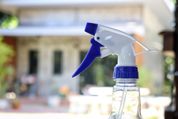Spray pullo käsite antibakteerinen COVID-19 ehkäisy puhdistus sisällä. - Valokuva, kuva