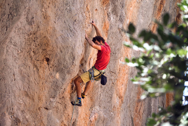 Ein Mann treibt Extremsport, ein Bergsteiger trainiert auf türkischen Felsen Kraft- und Ausdauertraining - Foto, Bild