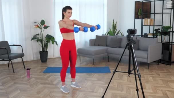 Fit žena fitness trenér blogger říká, učí studenta dělat činky cvičení - Záběry, video