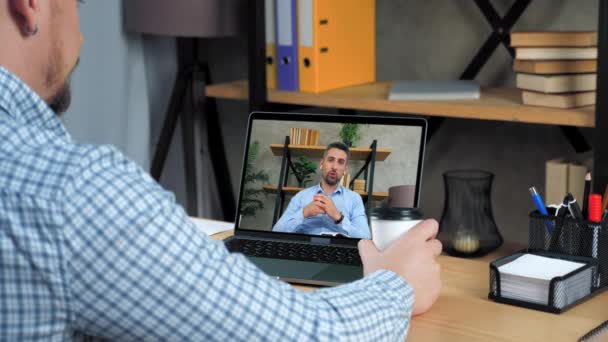 Бизнесмен в офисе изучать онлайн видео вызов веб-камера чата ноутбук, пить кофе - Кадры, видео