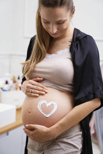La mujer embarazada se preocupa por su hijo  - Foto, imagen