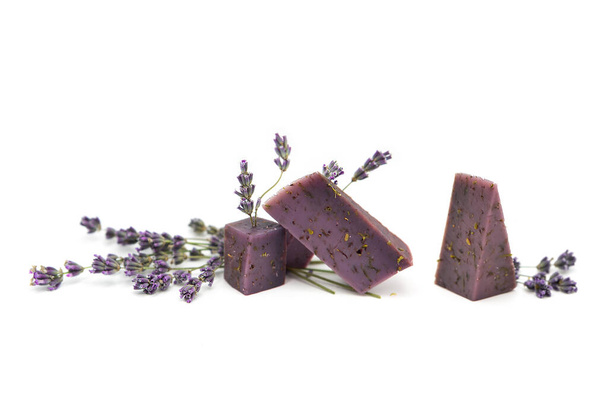 Orgaaninen juusto laventeli kukkia eristetty valkoisella pohjalla. Laventelielintarvikkeet. - Valokuva, kuva