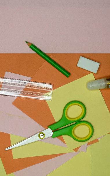 学校の文房具セットは、テーブルの上に横たわる鉛筆、塗料、定規、はさみを供給します。子供のためのDIYペーパークラフト。学校のコンセプトに戻る。平置きだ。スペースのコピー. - 写真・画像
