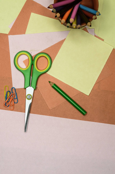 Zestaw narzędzi dla Scrapbook Artist i Paper Crafter. Papier kolorowy, nożyczki, ołówki, farba i linijka na stole. DIY Paper Crafts tworzących kreatywne tło. Układy płaskie. - Zdjęcie, obraz