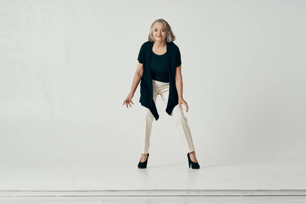 starší žena tanec móda představuje izolované pozadí - Fotografie, Obrázek