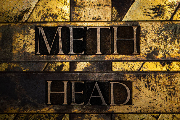 Mensaje de texto de Meth Head sobre cobre grunge texturizado y fondo dorado vintage - Foto, imagen