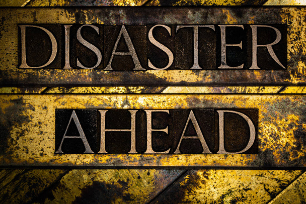 Disaster Ahead testo su vintage textured grunge rame e oro steampunk sfondo - Foto, immagini