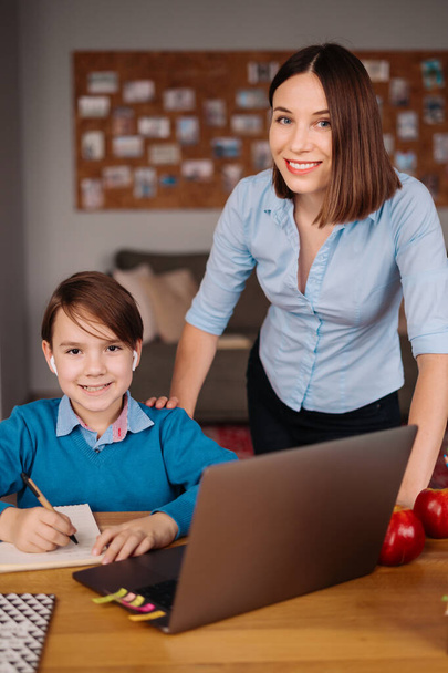 Apprentissage en ligne avec ordinateur portable, enseignant et garçon - Photo, image