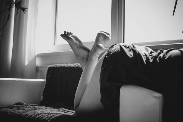エレガントな女性の足と足 - 写真・画像