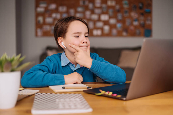 Онлайн-навчання, хлопчик використовує ноутбук для своїх занять
 - Фото, зображення