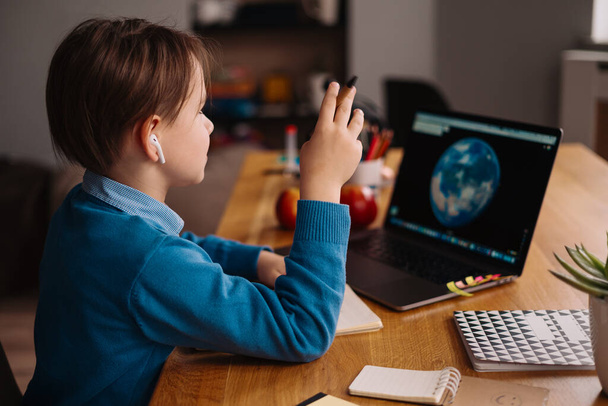 Aprendizaje en línea, niño usando computadora portátil - Foto, Imagen