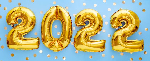 2022 Frohes Neues Jahr Einladung mit Weihnachten Goldfolie Luftballons Kalender. 2022 Ziffer Ballon Gold Text auf blauem Hintergrund mit goldenem Konfetti für das Neujahrsfest. Langes Web-Banner. - Foto, Bild