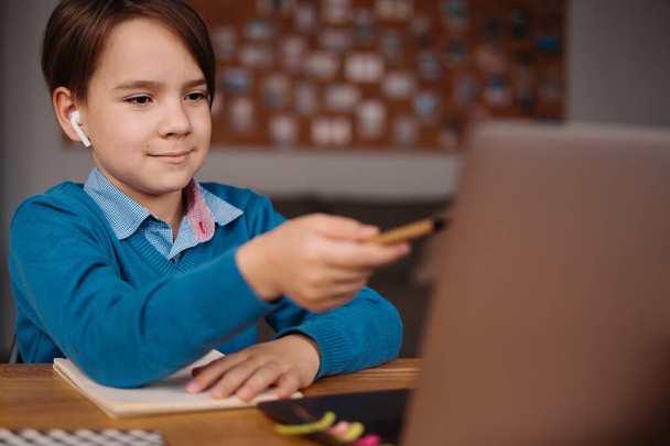 Aprendizagem on-line, menino usando laptop para suas aulas - Foto, Imagem
