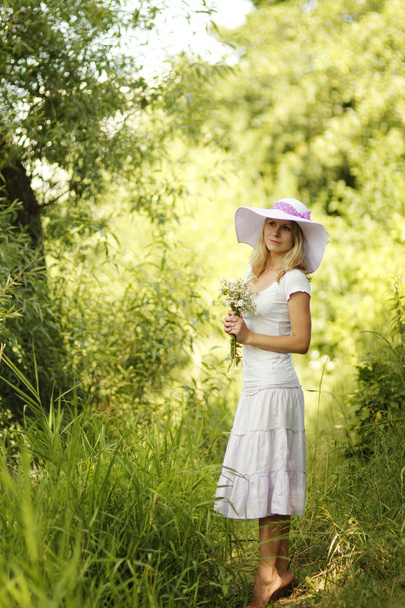Girl in a hat on the nature - Foto, Bild