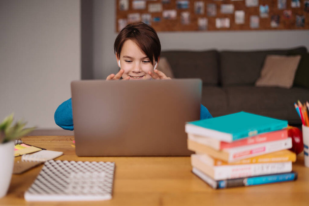 Uczenie się online, chłopiec korzystający z laptopa do swoich zajęć - Zdjęcie, obraz