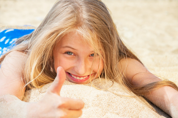 Маленька дівчинка розважається на пляжі
 - Фото, зображення
