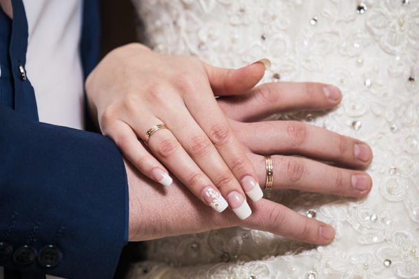 наречений і наречений тримаються за руки
 - Фото, зображення