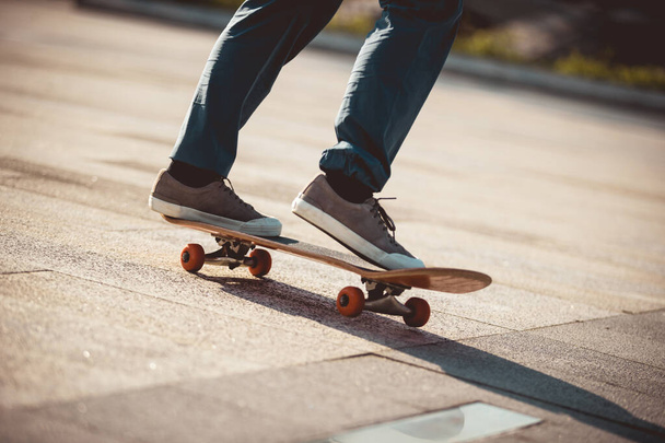 Skateboarder riding on skateboard outdoors in city - Zdjęcie, obraz