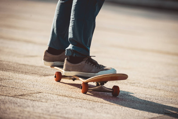 Skateboarder riding on skateboard outdoors in city - Foto, afbeelding