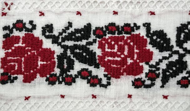 Traditioneel Oekraïens borduurwerk. Rode en zwarte rozen op linnen stof - Foto, afbeelding