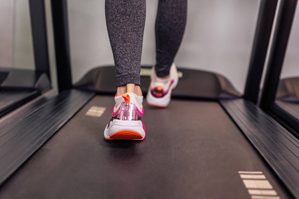 Walking feet on the treadmill. Close-up. Sneakers. Walking - Foto, Imagem