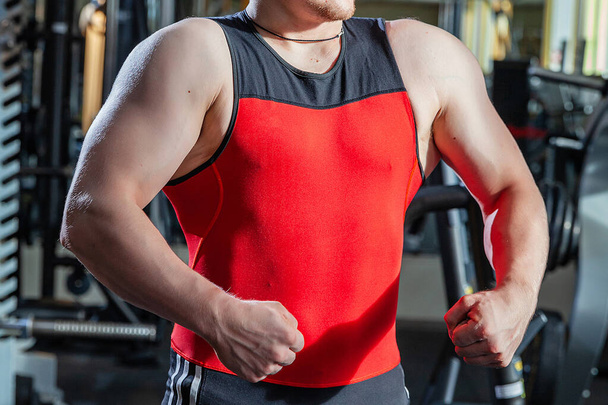 Torso of a man. Red jersey. Weightlifter - Foto, afbeelding