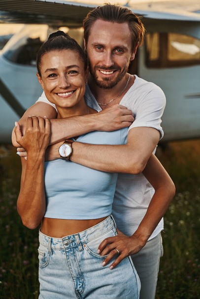 Two happy people looking straight at camera - Φωτογραφία, εικόνα