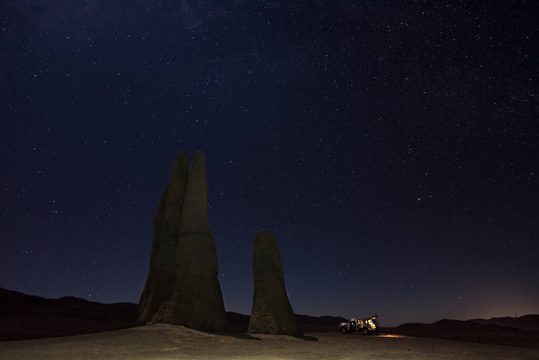 Chilijska ręka pustyni z ciężarówką na boku w nocy pełnej gwiazd w Antofagasta, Chile - Zdjęcie, obraz