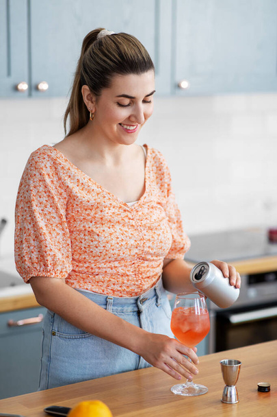 woman making cocktail drinks at home kitchen - Fotó, kép
