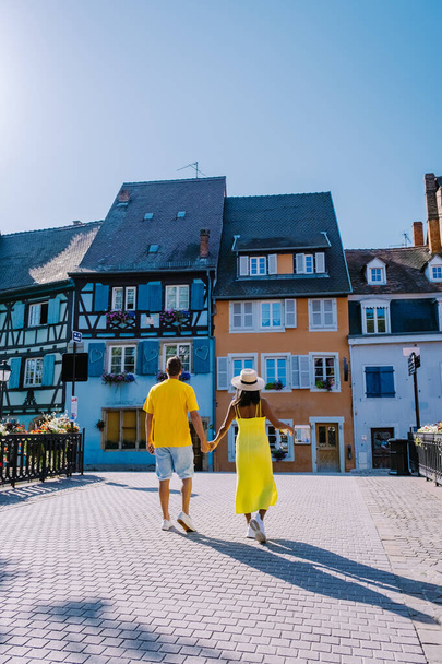 Colmar, Alsace, Fransa. Petite Venice, su kanalı ve geleneksel yarım keresteli evler. Colmar tatil sırasında sokakta yürüyen çift, Fransa 'nın Alsace kentinde büyüleyici bir kasabadır. - Fotoğraf, Görsel