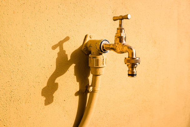 In estate i rubinetti nelle città rurali remote non forniscono acqua. - Foto, immagini