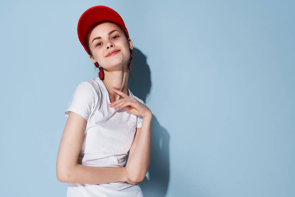 niedliches Mädchen in roter Mütze Make-up Sommerkleidung Mode blauer Hintergrund - Foto, Bild