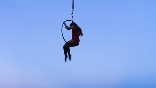 Mulher acrobata aérea senta-se no ringue. Ela demonstra truques de ginástica aérea. - Filmagem, Vídeo