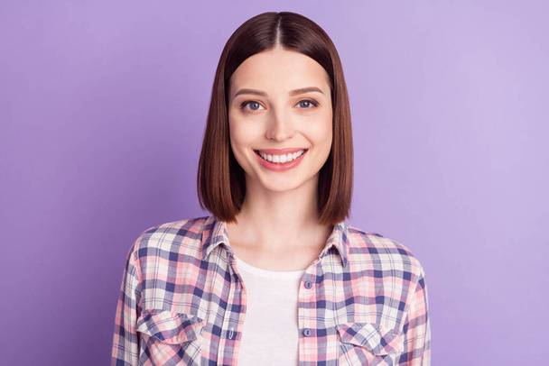 Πορτρέτο της ελκυστικό χαρούμενο κορίτσι φορώντας checked πουκάμισο απομονώνονται σε μωβ βιολετί χρώμα φόντο - Φωτογραφία, εικόνα
